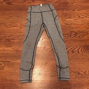 Lululemon size 4 black and white print tights